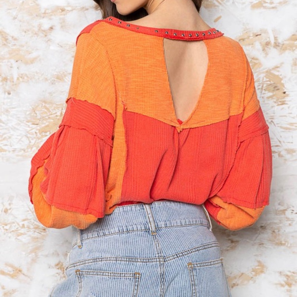 B127🧡❤️NEW!POL perfect v-neck tangerine+ red top w/stud accents+ keyhole back! - Picture 4 of 11